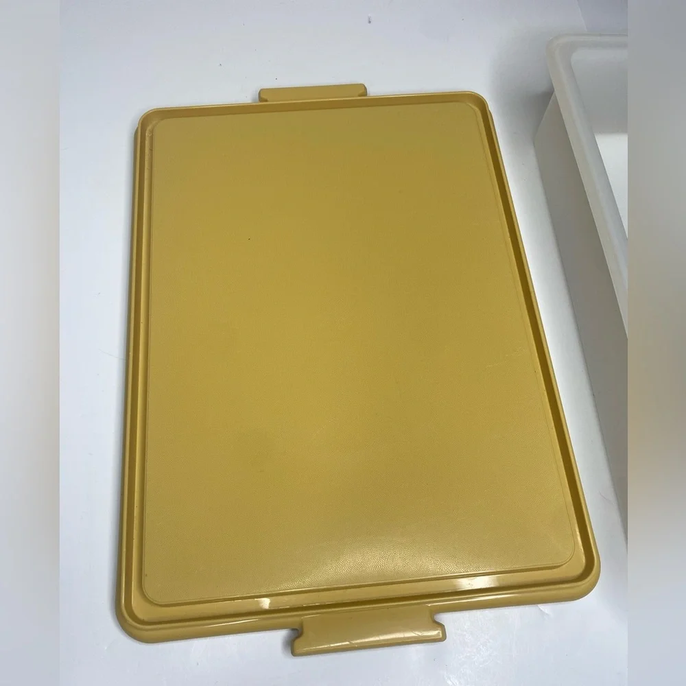 Vintage Tupperware 9x13 ‘Harvest Gold’ Sheet Cake Storage Container